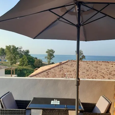 Les Pieds Dans L'eau Vue Sur *