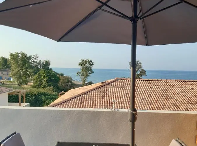 Les Pieds Dans L'eau Vue Sur *